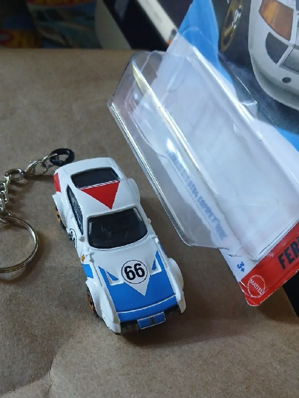 Keychain Ferrari 365 GTB4 Competizione Car - White with Blue & Red Accents